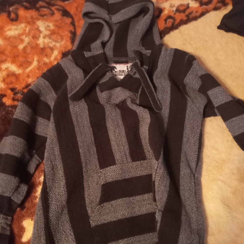 Miguel Geraldo Poncho L black and grey
